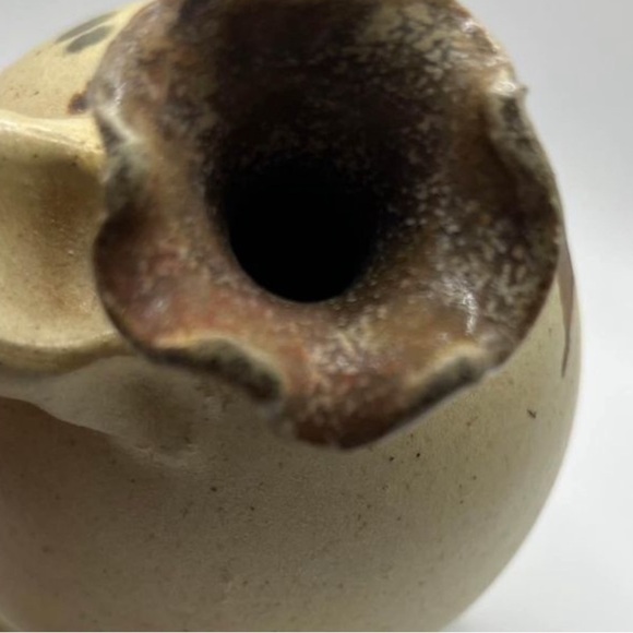 𝅺HANDTHROWN Art Pottery Vase Hand Painted Applied Handle Artist Signed 5” Boho - Picture 6 of 7